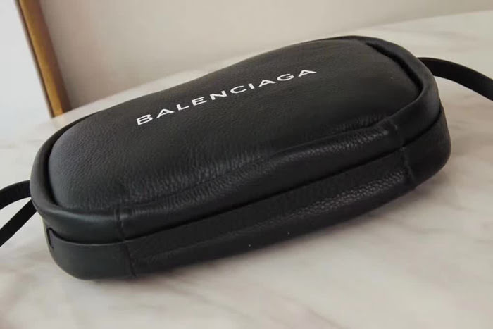 BALENCIAG巴黎世家 BALENCIAGA EVERYDAY 大號 系列之今年新品 中婆婆推薦 相機包  BL1521